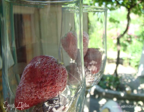 Клубнику вымыть, высушить, заморозить. Заблаговременно, на целое лето.
