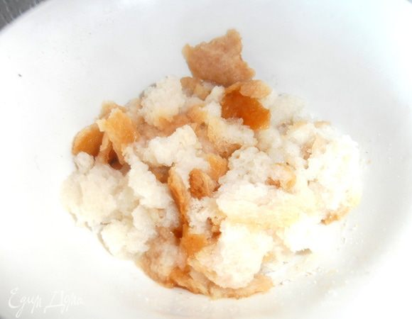 Кусочки батона зальём кипятком для быстроты...