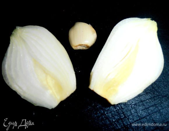 Для такого количества фарша достаточно половинки луковицы и чеснока зубчик.