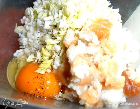 Выкладываем к фаршу капусту и намокшую булку...