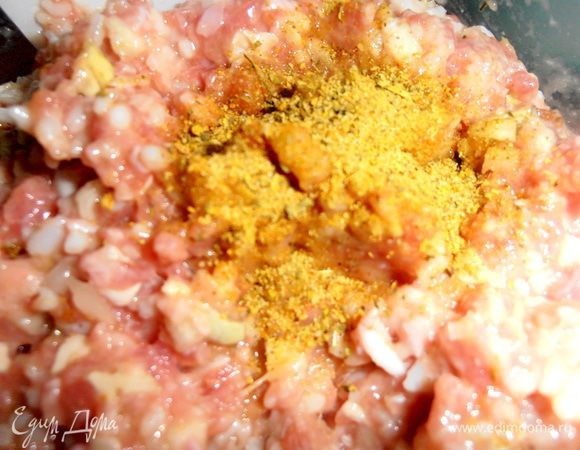 Если дети постарше, можно добавить пол-ложечки пряной приправы для фарша.