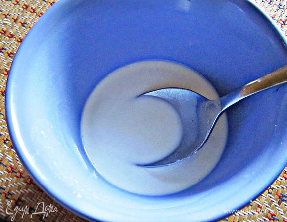 Крахмал развести в 3 ст л молока.