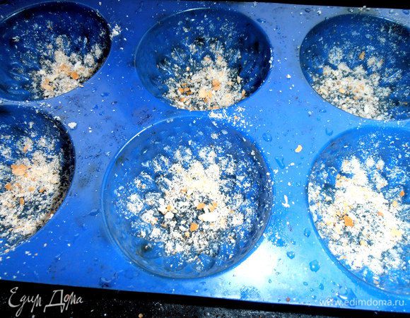 Смазываем маслом и посыпаем сухарями (крошки высохшие от батона)...