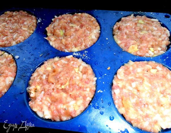 И заполняем плотно все отделения фаршем..., лишнего не осталось!