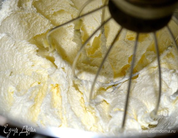 Взбить масло с сахаром, щепоткой соли и ванилином. Должно стать пышной светлой массой.