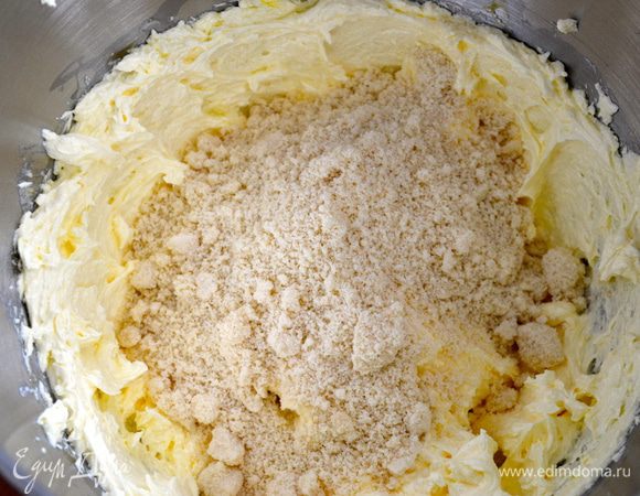 К масляно-яичной массе добавить миндаль и все перемешать.
