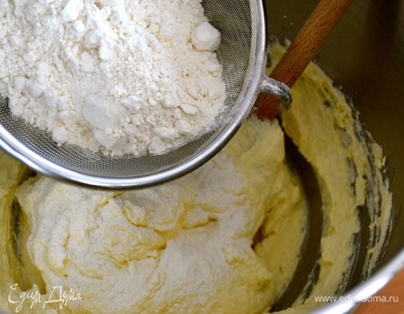 Просеять муку с разрыхлителем. И тоже добавить в общую массу. 