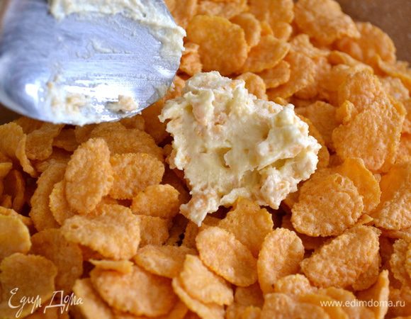 Отдельно в миску (глубокую тарелку) насыпать кукурузные хлопья для "панировки" ))) Сформировать шарик из теста с помощью большой ложки, выложить этот шарик теста в хлопья и, помогая себе рукой, обвалять его в хлопьях... 