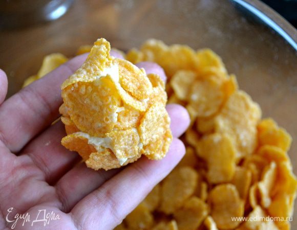 Тесто с легкостью берет на себя хлопья, и Вам не составит труда взять шарик у руку. 