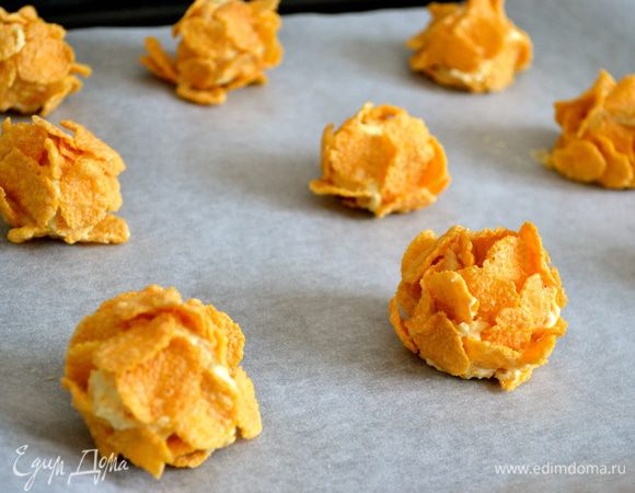 Духовку включить на 180 С. Противень застелить пекарской бумагой, и выкладывать на него шарики в хлопьях на небольшом расстоянии друг от друга, т.к. в процессе выпечки они немного расползутся... 