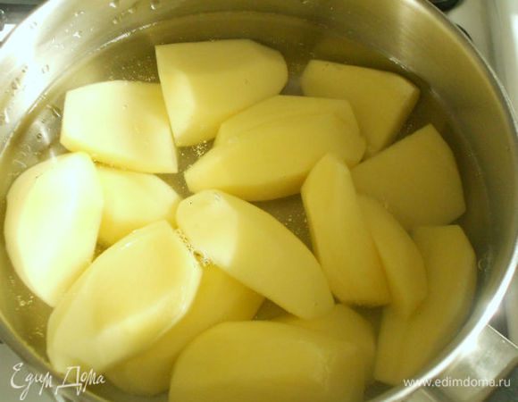 Картофель отварите в подсолёной воде.