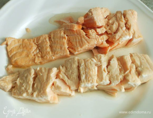 Переложите готовую рыбу на тарелку, остудите и разделите вилкой на небольшие кусочки. Проверьте, нет ли там костей.