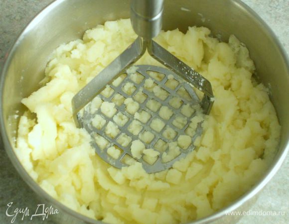 Из сваренного картофеля и кусочка масла приготовьте пюре, остудите его.