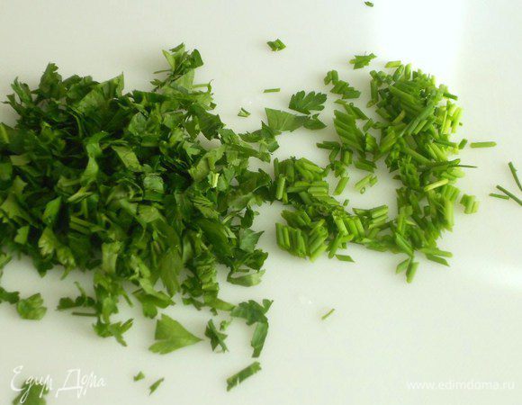 Нарежьте мелко листья петрушки и лук.