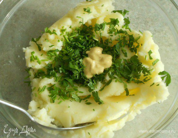 Смешайте в миске остывшее пюре, зелень и горчицу. Приправьте солью и перцем по вкусу. (Можно добавлять ещё натёртую цедру 1/2 лимона, свежий укроп.)