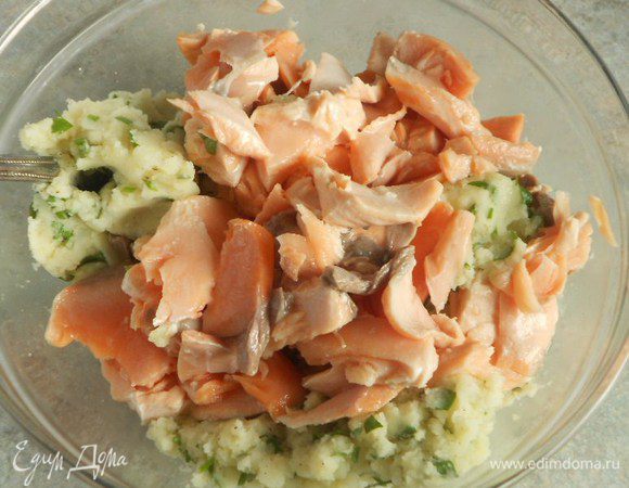 Добавьте  кусочки рыбы и осторожно перемешайте, стараясь не раскрошить их.