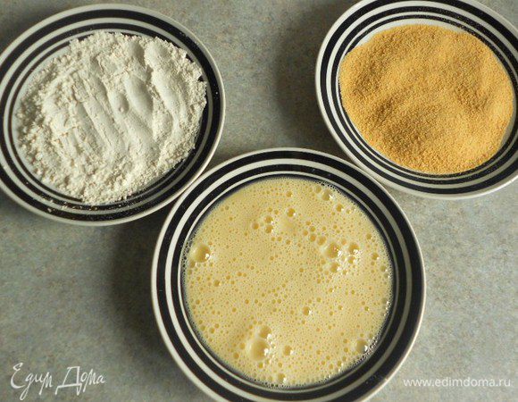 В 3 тарелках приготовьте муку, яйцо и панировочные сухари.