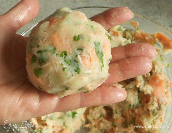 Из картофельно-рыбной массы сделайте 6 одинаковых шариков.