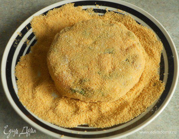 Нагрейте на среднем огне масло в сковороде.
Поочерёдно обваляйте каждый пирожок в муке, затем обмакните в яйцо и в панировочных сухарях.