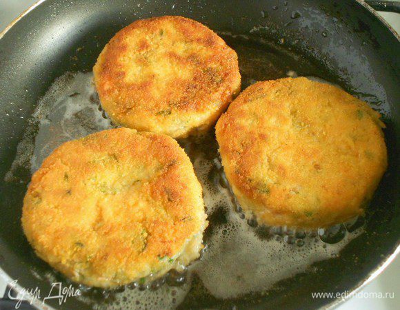 
Обжаривайте до золотистого цвета по 3-5 мин. с каждой стороны.

