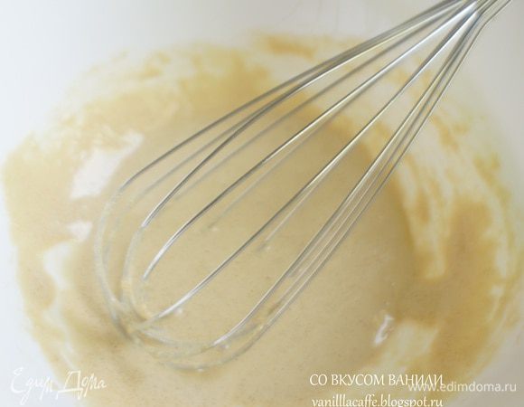 Желтки отделить от белков. Желтки растереть с сахаром.