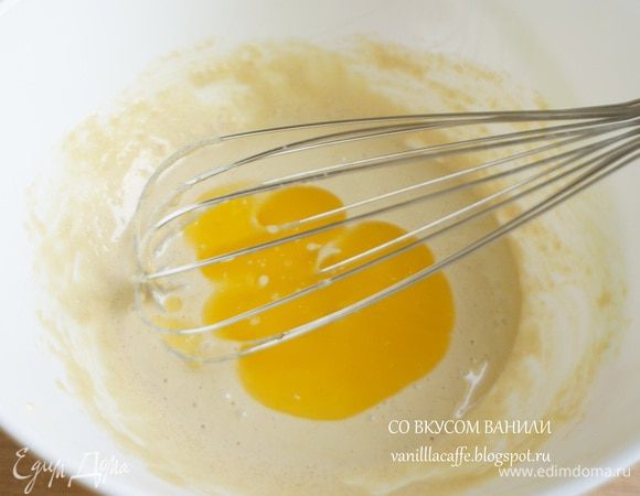 Добавить растопленное сливочное масло. Перемешать.