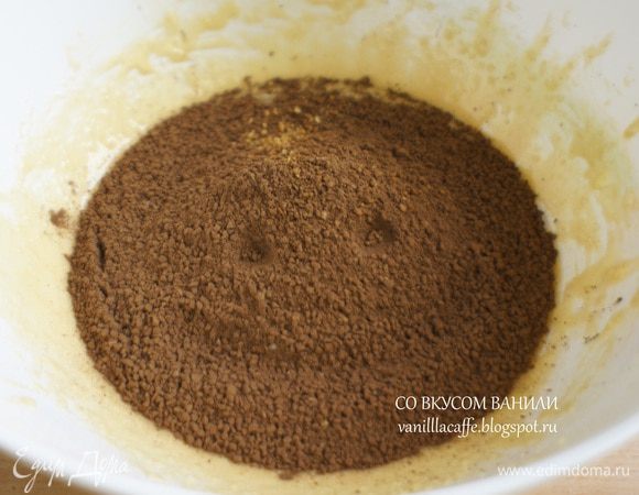 Добавить молотый миндаль, просеянный какао-порошок и щепотку соли. Перемешать.
