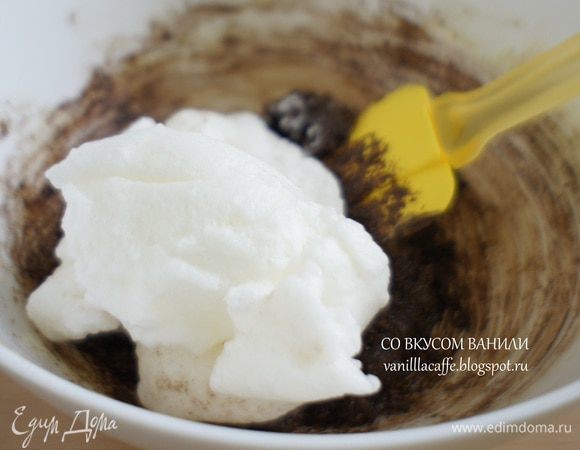 Белки взбить до устойчивых пиков. Подмешать их к шоколадной массе.