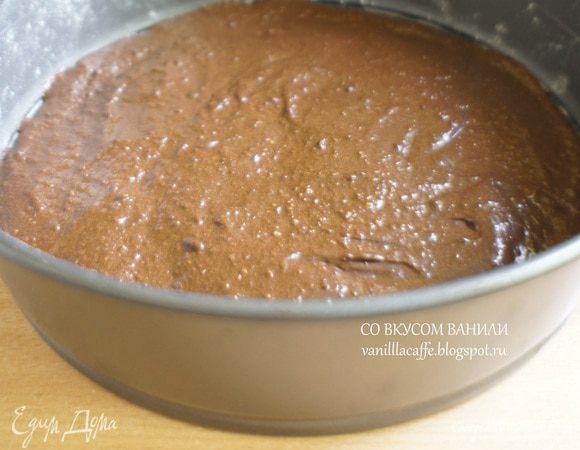 Форму смазать сливочным маслом и припудрить мукой. Тесто вылить в форму и поставить в разогретую духовку на 15 минут.
Готовый бисквит достать из духовки. И оставить до полного остывания.