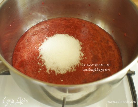 Баваруа. Вишню разморозить. Положить ее в сотейник, добавив 4 ст.л. сахара. Довести до кипения на среднем огне, периодически помешивая. После закипания поварить 5 минут. Снять с огня. Остудить.