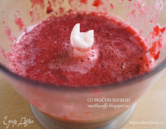 Остывшую вишню измельчить блендером.