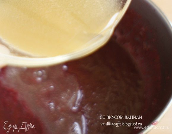 Распущенный желатин добавить к вишне. Перемешать и дать постоять 5 минут.