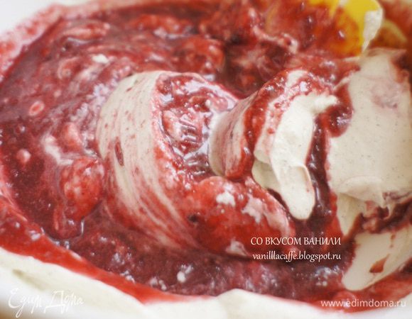 В это время маскарпоне перемешаем с сахарной пудрой. Далее подмешать к маскарпоне взбитые сливки. Влить вишневый сироп в сливочную массу. Перемешать.