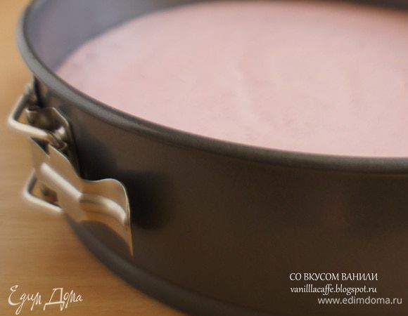 На остывший шоколадный бисквит вылить вишневый мусс.