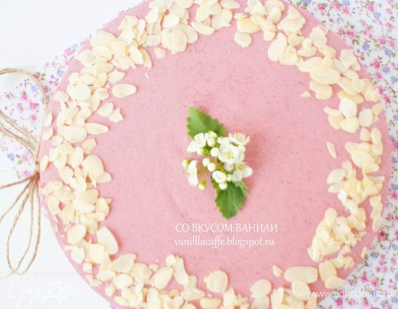 Поставить в холодильник минимум на 3-4 часа перед подачей на стол. Украсить миндальными лепестками и подавать!)))