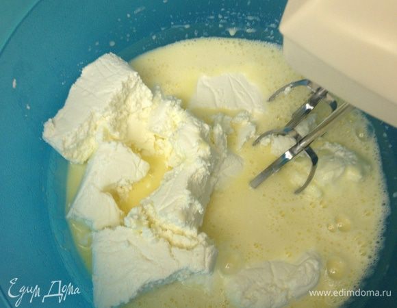 Добавляем творог...
И изюмчик :)