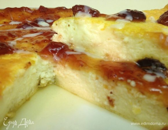 Выпекаем минут 50-60 при температуре 160 с, пока не покроется аппетитной желтой корочкой!
Смазать клубничным  вареньем :)
