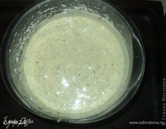 К яично - сахарной массе аккуратно вводим 2 ст.л. сметаны, пюре из банана, шоколад и муку.