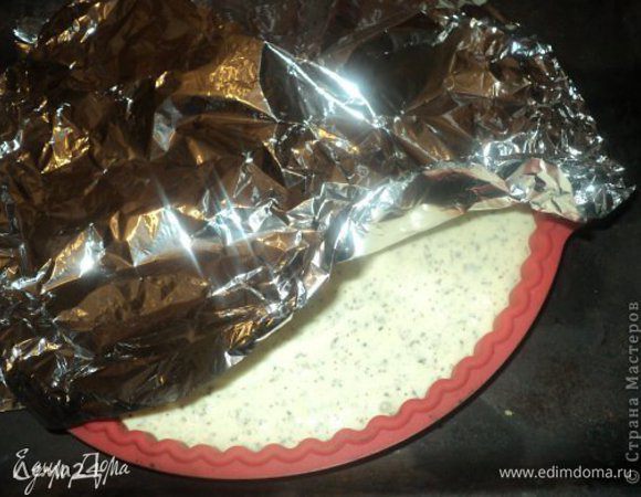 Выливаем тесто в форму, и накрываем фольгой. Печем 30 минут при температуре 220. Первые 15 минут печем с фольгой, вторые 15 без нее. Вынимаем пирог и оставляем остужаться.