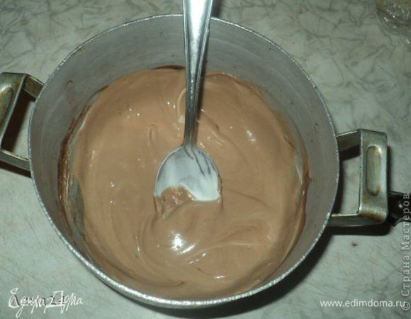 Тем временем готовим глазурь - крем. Ставим кастрюльку на водяную баню. Топим шоколад, добавляем сметану, размешиваем. Разрезаем пирог вдоль. Промазываем кремом коржи. Сверху трем шоколад . Можно в этот пирог добавлять и яблоки, орехи, творог. Очень вкусно! Такой пирог теплым можно употреблять с мороженым. Приятного аппетита! :)