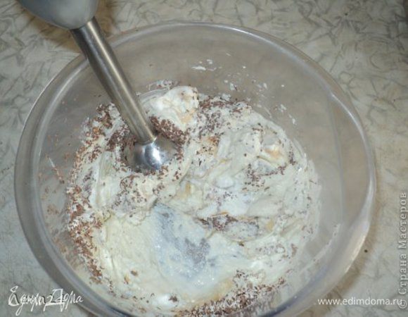 Добавляем в массу мороженое и натертый на терку шоколад. Тщательно перебиваем.