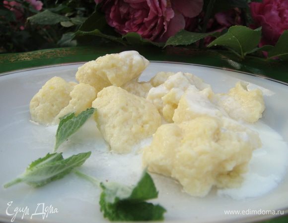 арсварить вареники в кипящей подсоленной воде, выложить шумовкой на тарелку. Подавать с йогуртом и мятой. Voilà и Bon Appétit !)