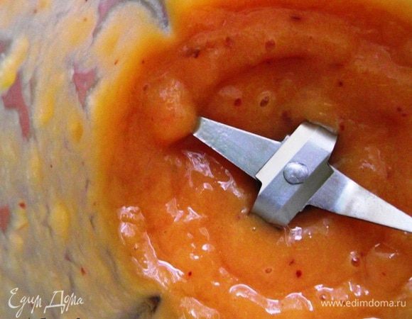 Персики очищаем от кожуры и отправляем в блендер.
Если персики оказались немного кислыми по вкусу – добавьте немного сахара и измельчите в пюре.