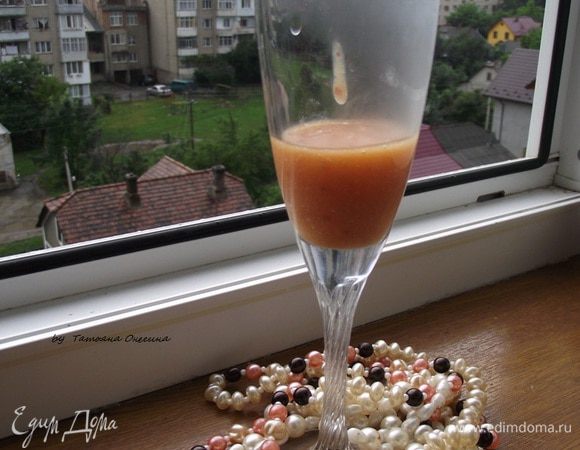 Бокалы отправить на несколько минут в морозильную камеру. 
На дно бокала выкладываем персиковое пюре. 