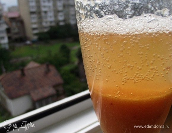 Затем медленно заливаем пюре охлажденным шампанским. 
Даем немного пене упасть.
Доливаем шампанское и перемешиваем ложечкой для коктейлей.
