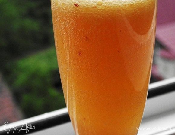 Готовый коктейль подавать сразу же пока он не охладился! 
Можно оформить долькой свежего персика и листиком мяты.