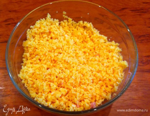 В блендере измельчить сыр.