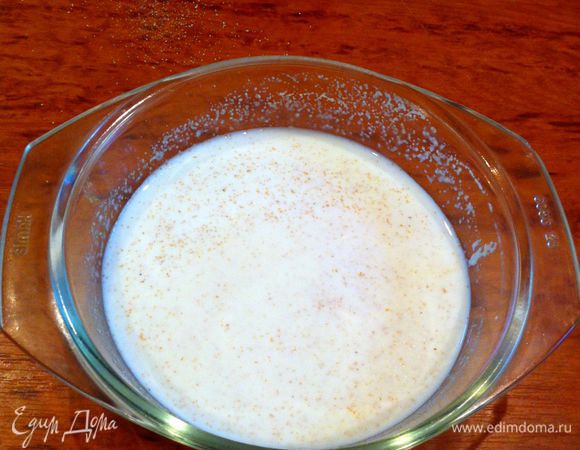 Манку залить молоком (чтобы она набухла)