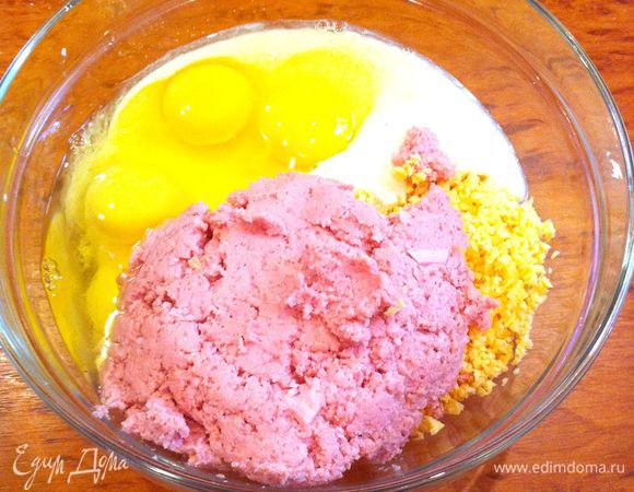 Смешать сосиски, сыр,манку,яйца и соль .