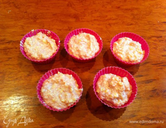 Выложить в смазанные формы кексики .